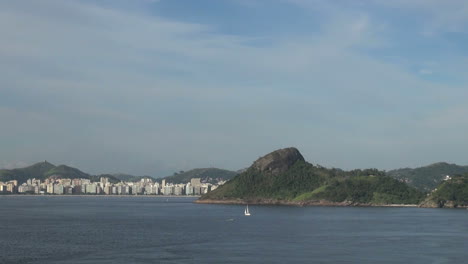 Eine-Strandstadt-Gegenüber-Der-Guanabara-Bucht-Von-Rio-De-Janeiro