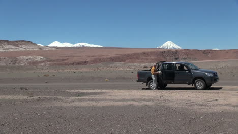 Chile-Atacama-man-fetches-hat-in-desert