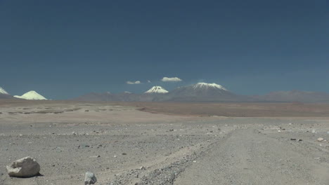 Atacama-Andes-volcanoes-zoom-out