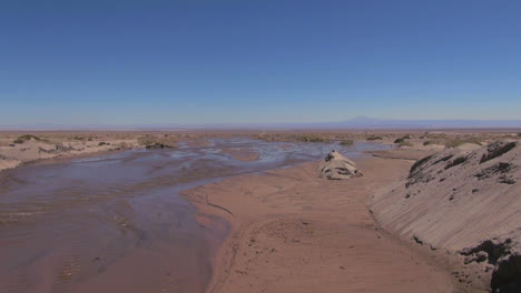 Chile-Atacama-Vueltas-De-Agua-En-El-Lecho-De-Un-Arroyo-Fangoso