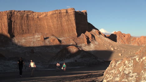 Atacama-Valle-De-La-Luna-Hikers