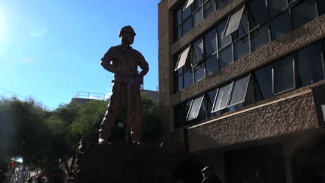 Chile-Calama-Statue-Bergmann-Silhouette-5