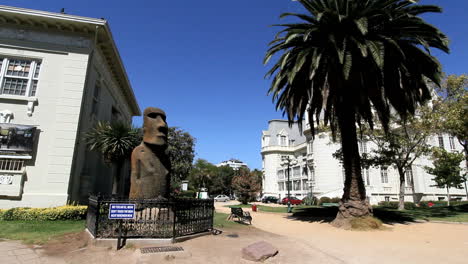 Chile-Vina-del-Mar-Easter-Island-statue-and-palmtree