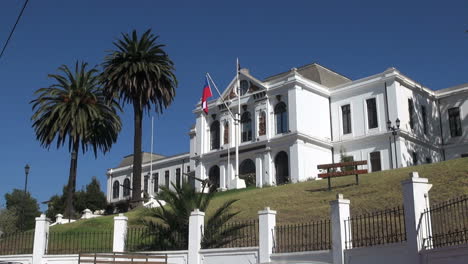 Chile-Valparaiso-Marinemuseum-Und-Palmen
