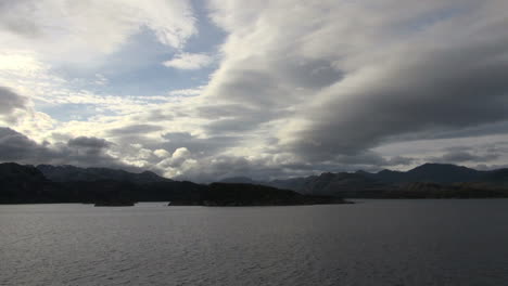 Estrecho-De-Magallanes-Con-Nubes