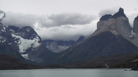 Torres-Del-Paine-See-Pehoe-S32