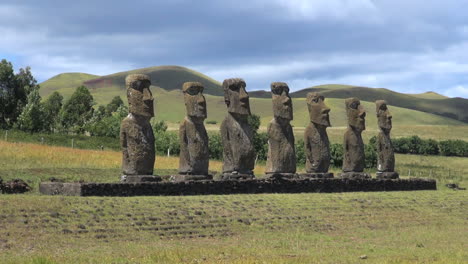 Osterinsel-Ahu-Akivi-Hügel-Hinter-Moai-Wachen-11