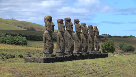 Isla-De-Pascua-Ahu-Akivi-Con-Excursionistas-6