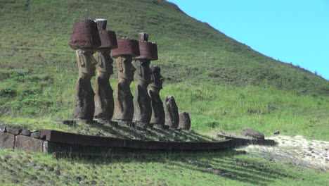 Isla-De-Pascua-Anakena-Nau-Nau-Moai-Con-Sombreros-Prominentes-3