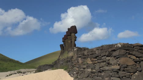 Isla-De-Pascua-Anakena-Nau-Nau-Moai-Cerrar-Perfil-De-Grupo-8