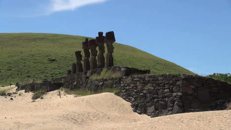 Osterinsel-Anakena-Nau-Nau-Moai-Profil-Gegen-Hügel-Und-Himmel-24