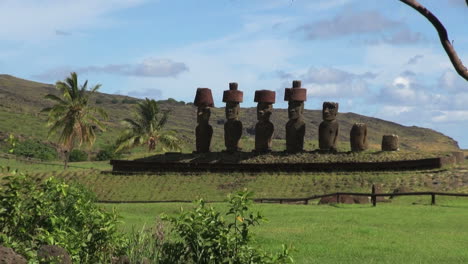 Isla-De-Pascua-árbol-Anakena-Y-Septeto-Moai-Zoom-6
