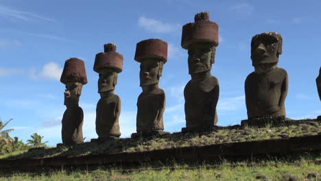 Osterinsel-Anakena-Ahu-Nau-Nau-Fünf-Moai-Mit-Hüten-19