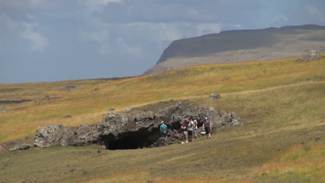 Isla-De-Pascua-Entrada-A-La-Cueva-De-Akahanga-1
