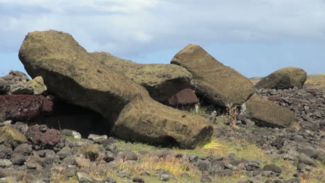 Osterinsel-Akahanga-Umgestürzte-Moai-Verkleinern-2