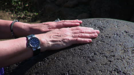 Isla-De-Pascua-Con-Las-Manos-En-El-Ombligo-Del-Mundo-2