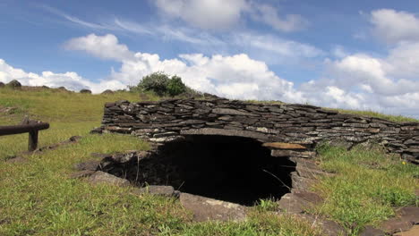 Isla-De-Pascua-Orongo-Entrada-A-La-Casa-Redonda-2a