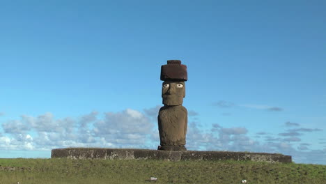 Isla-De-Pascua-Ahu-Es-La-Banda-De-Nubes-Moai-Riku-Zoom-8