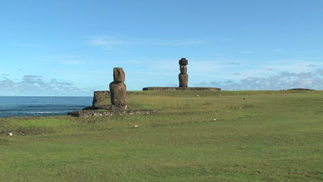 Césped-Del-Complejo-Tahai-De-La-Isla-De-Pascua-Y-Dos-Moai-Zoom-9a