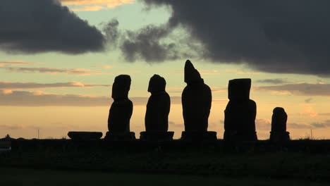 Osterinsel-Ahu-Vai-Ure-Sonnenuntergang-Umreißt-Moai-Gruppe-6