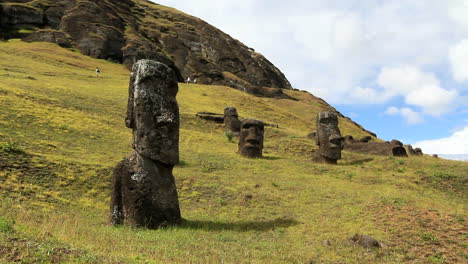 Moai-Im-Steinbruch-Auf-Der-Osterinsel