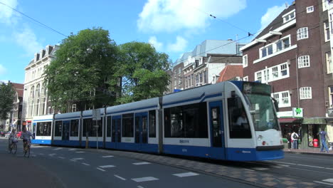Niederlande-Amsterdam-Dreirädrige-Auto-Straßenbahn-Und-Fahrräder