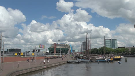 Niederlande-Amsterdam-Gehweg-Zu-Nemo-Und-Hohen-Masten