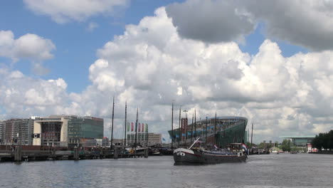 Niederlande-Amsterdam-Low-Boat-Passiert-Das-Nemo-Museum