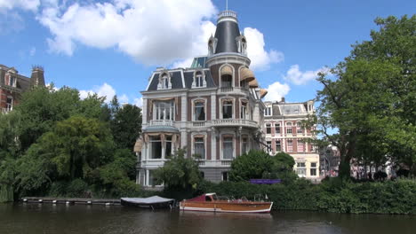 Amsterdam-Gran-Casa-En-Un-Canal