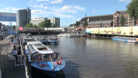 Países-Bajos-Ámsterdam-A-Bordo-De-Un-Barco-Turístico-Con-Techo-De-Cristal