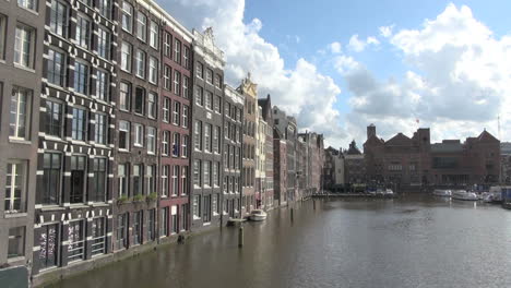 Amsterdam-Dramatische-Aussicht-Auf-Stadthäuser-Am-Wasser