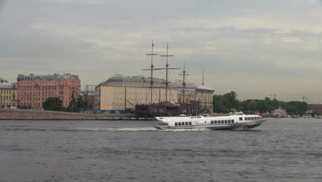 \\St-Petersburg-Neva-Río-three-masted-cafe