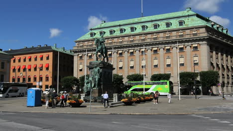 Schweden-Stockholm-Plaza-Mit-Statue