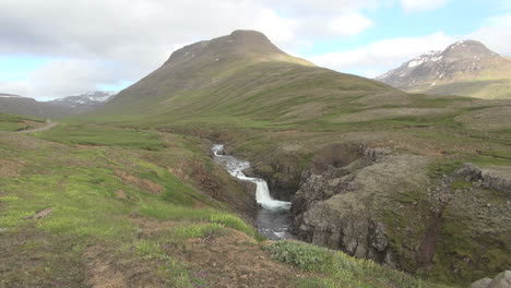 Cascada-De-Islandia-De-Camino-Al-Fiordo-De-Mjoifjordur