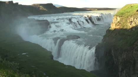 Island-Gullfoss-Niedrigere-Wasserfälle