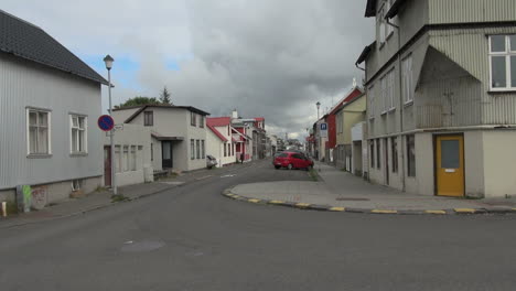 Island-Reykjavik-Straße-Mit-Häusern
