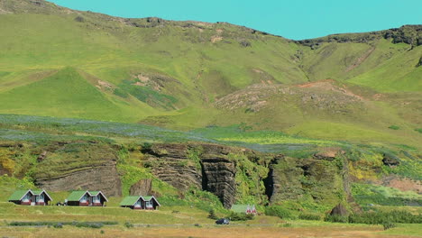 Islandia-Vik-Acantilado-Y-Cabañas