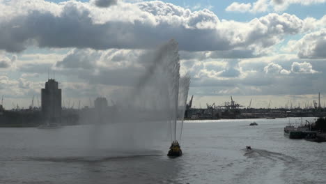 Holanda-Grúas-De-Rotterdam-Detrás-De-Rociar-Agua-Desde-El-Barco