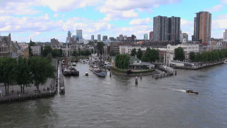 Niederlande-Rotterdam-Boote-In-Kanalkerbe-Im-Fluss