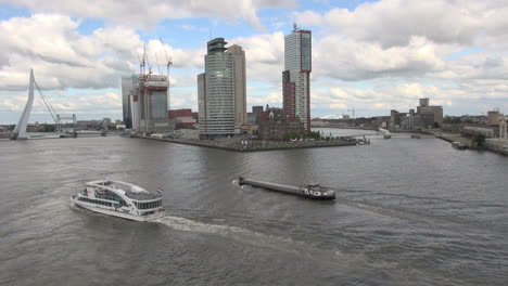 Niederlande-Rotterdam-Zwei-Schiffe-Am-Abzweig-Der-Maas