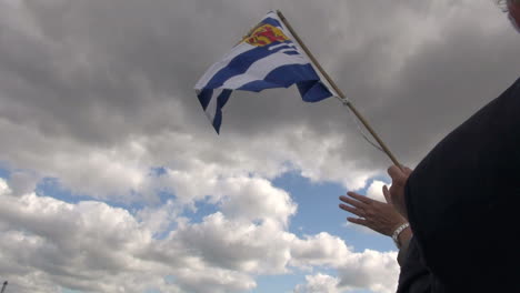 Holanda-Rotterdam-Ondeando-La-Bandera-De-Zelanda-Contra-Las-Nubes