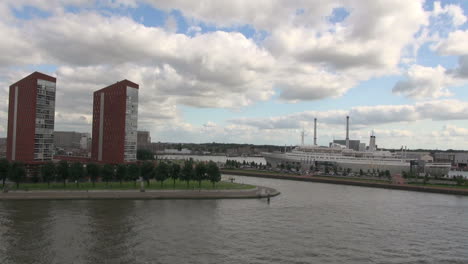 Niederlande-Rotterdam-Kastanienbraune-Wohnungen-Am-Wasser-Und-Angedocktes-Schiff
