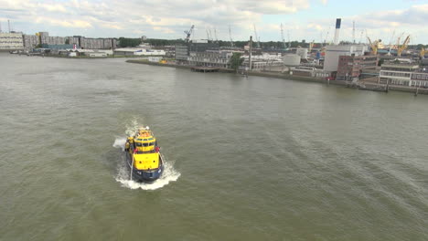 Niederlande-Rotterdam-Fluss-Gelbes-Feuerboot-Dreht