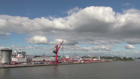 Niederlande-Rotterdam-Raffinerie-Roter-Kran-Steigt-In-Wolken-15a