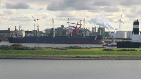 Niederlande-Rotterdam-Raffinerie-Windmühlen-Schornsteine-Und-Tankschiffe