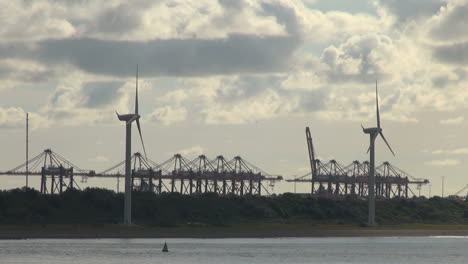 Holanda-Refinería-De-Rotterdam-Dos-Molinos-De-Viento-Y-Aparejos-Triangulares-13