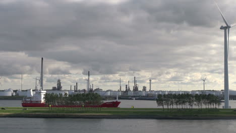 Holanda-Refinería-De-Rotterdam-Coche-Pasando-Cisterna-Debajo-Del-Molino-11