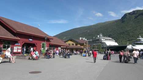 Norwegen-Flam-Touristen-Am-Bahnhof