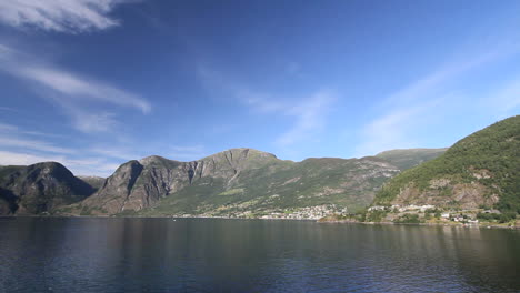 Noruega-Cielo-Azul-Sobre-Una-Aldea-Por-Aurlandsfjord-C