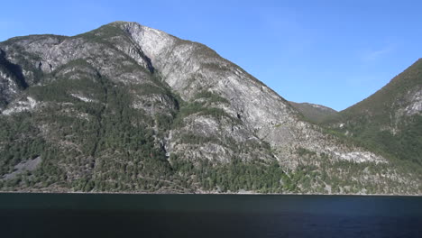 Norwegische-Berge-über-Dem-Sognefjord